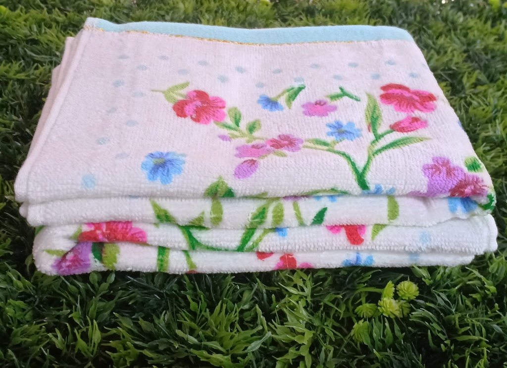 100% Cotton Printed Hand Towel  by Homiekart